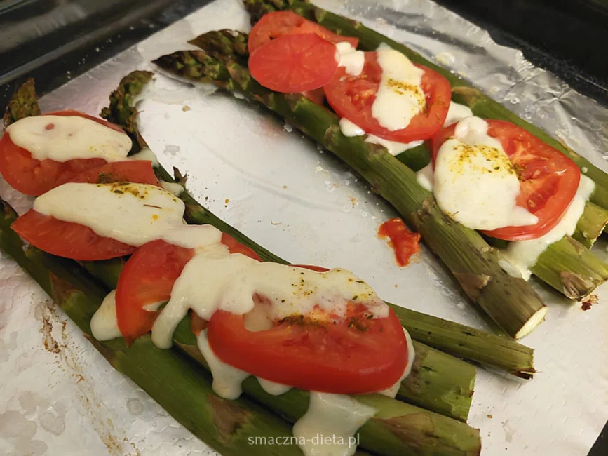 Szparagi zapiekane z pomidorami pod mozzarellą – Smaczna Dieta