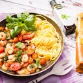 Spaghetti bezglutenowe z krewetkami i jarmużem
