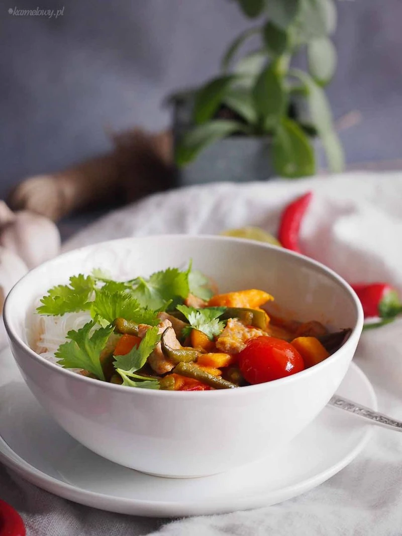 Czerwone curry z rybą, fasolką i batatami