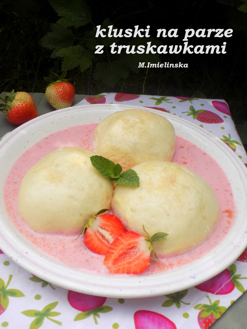 kluski na parze z truskawkami