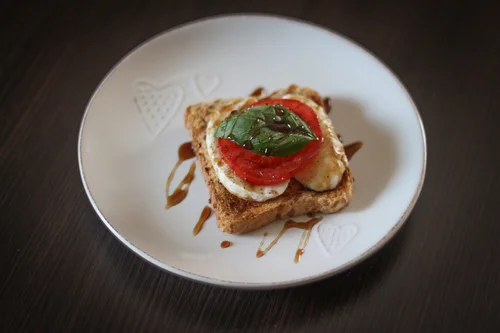 Kanapka – Grzanka z Caprese