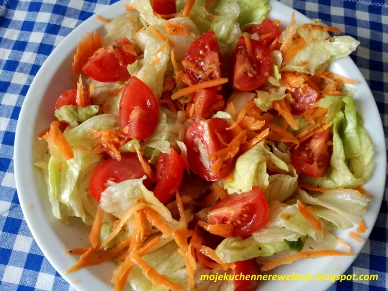 Surówka z sałaty lodowej - 130 kcal