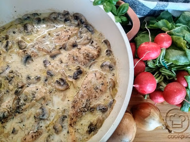Piersi w sosie pieczarkowym