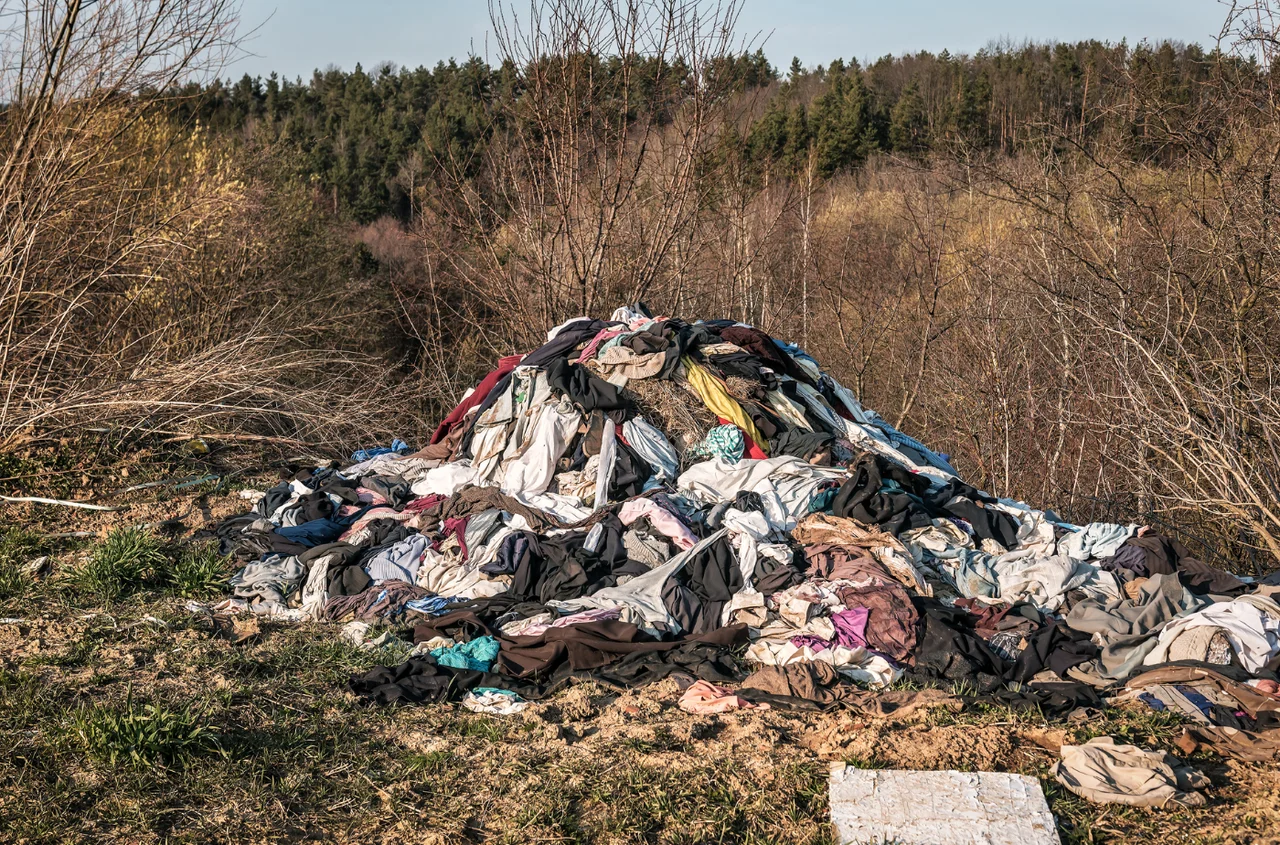 Rewolucja w wyrzucaniu ubrań! Od 2025 roku zakazane będzie wrzucanie starych ubrań do zwykłego kosza!