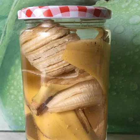 Włóż skórki od banana do słoika – efekt jest niesamowity!