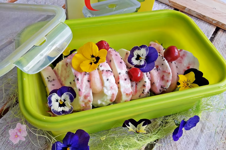 Sałatka z mozzarellą, gruszką i jadalnymi bratkami
