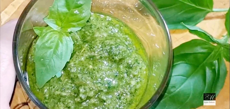 Pesto z bazylii.