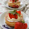 Kruche koszyczki z truskawkami