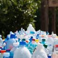 Apel do konsumentów: Zostawcie zakrętki na butelkach! To klucz do lepszego recyklingu!