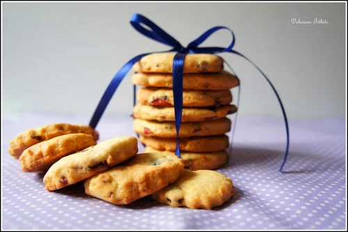 Kruche ciasteczka z żurawiną i rodzynkami