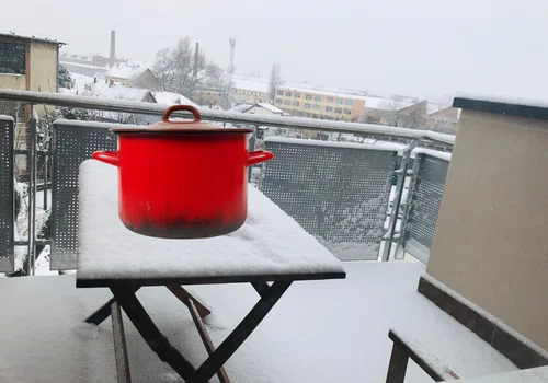 Czy zimą można trzymać jedzenie na balkonie?