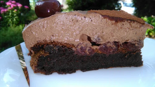 Ciasto czekoladowe z musem czekoladowym i wiśniami