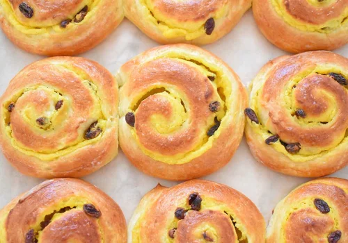 Drożdżowe ślimaczki z kremem i rodzynkami