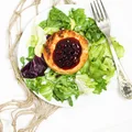 Smażony camembert z żurawiną