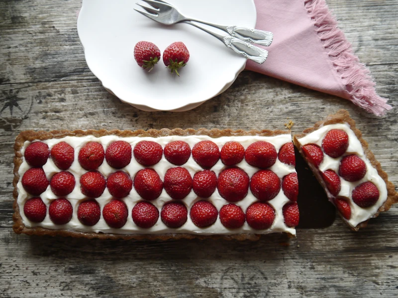 Tarta migdałowa t truskawkami i kremem amaretto