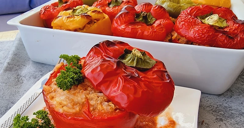 Papryka faszerowana z pomidorowym sosem