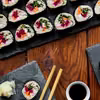 Zimowe maki sushi z kalafiorowo-słonecznikowym ryżem
