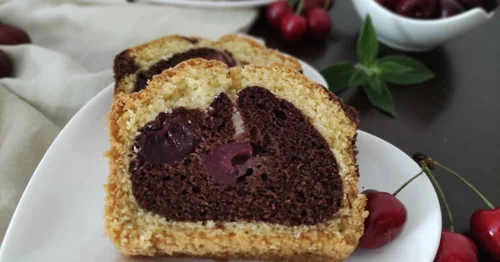 Babka z czereśniami.