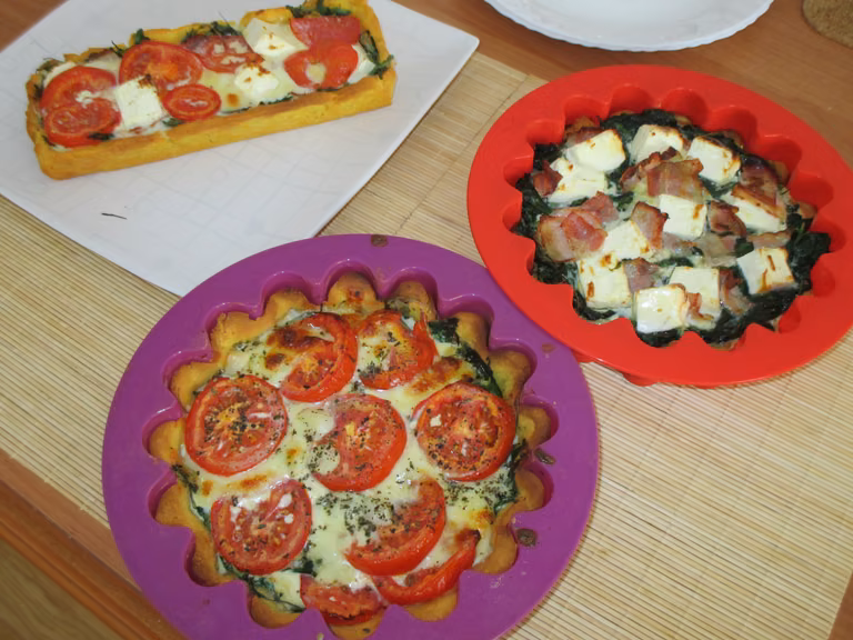 Tarta (mozarella, rukola, pomidory / szpinak, czosnek, boczek, feta) z sosem śmietanowo- jajecznym