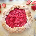 Galette z truskawkami i migdałami