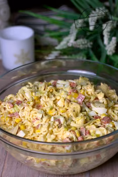 Sałatka z makaronem noodles i jajkami