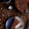 Tarta z orzechami laskowymi w karmelu i czekoladą