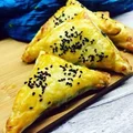 Pierogi z ciasta francuskiego ze szpinakiem i fetą