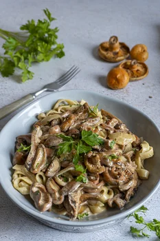 Rydze w sosie z mascarpone z makaronem