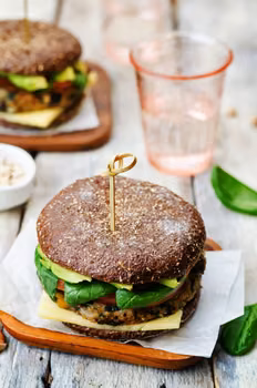 WEGAŃSKI BURGER Z QUINOA I SOSEM Z BAKŁAŻANA