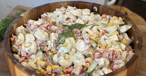 Sałatka z tortellini i kurczakiem