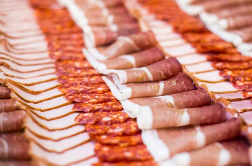 Polski wyrób na czele niechlubnego rankingu! Ogłoszono najgorszy produkt mięsny na świecie!