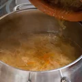 "Ta czynność powinna być zakazana"! Ten częsty błąd niszczy kapustę kiszoną.