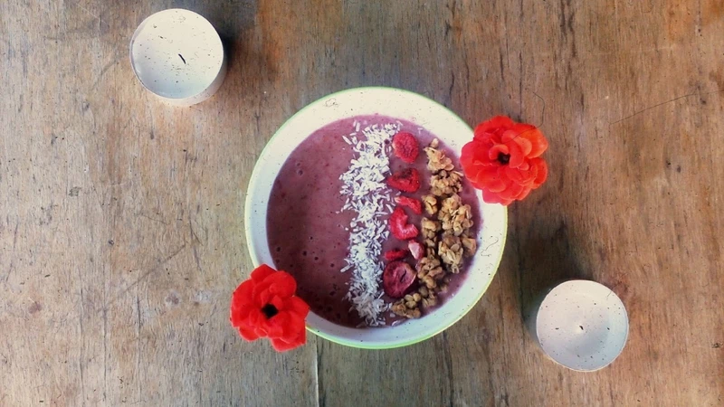 Bananowo-malinowe smoothie bowl