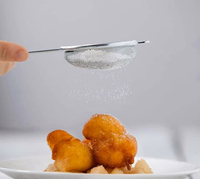 Mini pączki na karmelizowanej gruszce