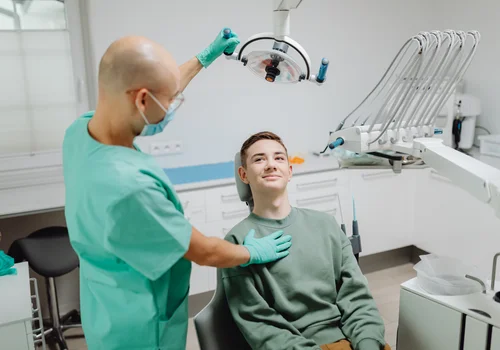 Leczenie u dentysty bez wysokich rachunków – jak działają kliniki uniwersyteckie?