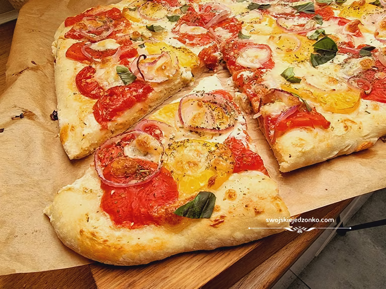 Pizza z pomidorami mascarpone