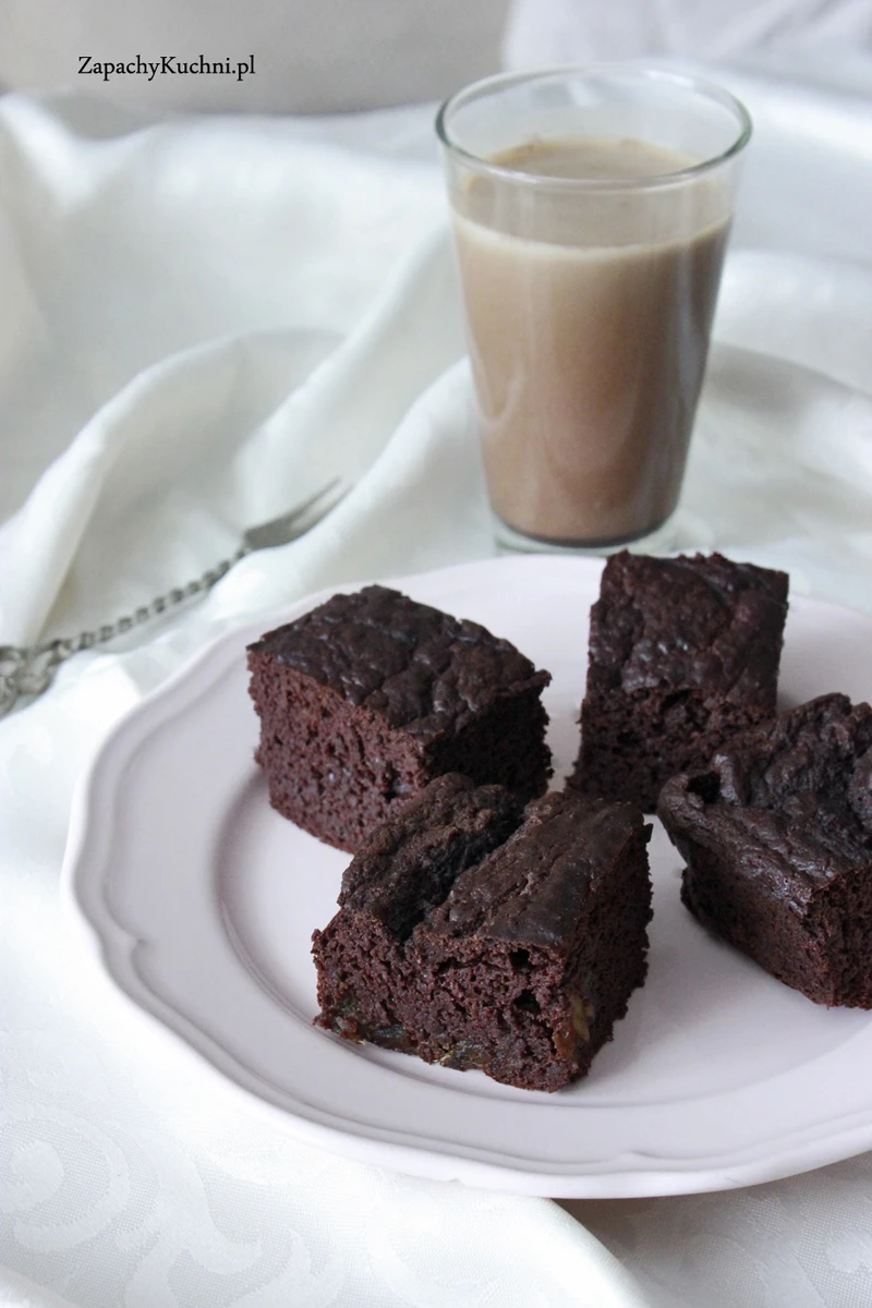 BROWNIE FASOLOWE Z RUMEM (BEZGLUTENOWE, BEZ CUKRU, WEGETARIAŃSKIE)