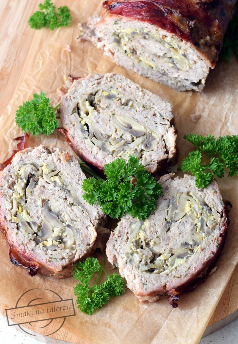 Pieczeń z pieczarkami i jajkiem
