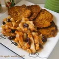 Placuszki batatowo-ziemniaczane i gulasz z piersi indyka z ananasem, żurawiną i orzeszkami ziemnymi