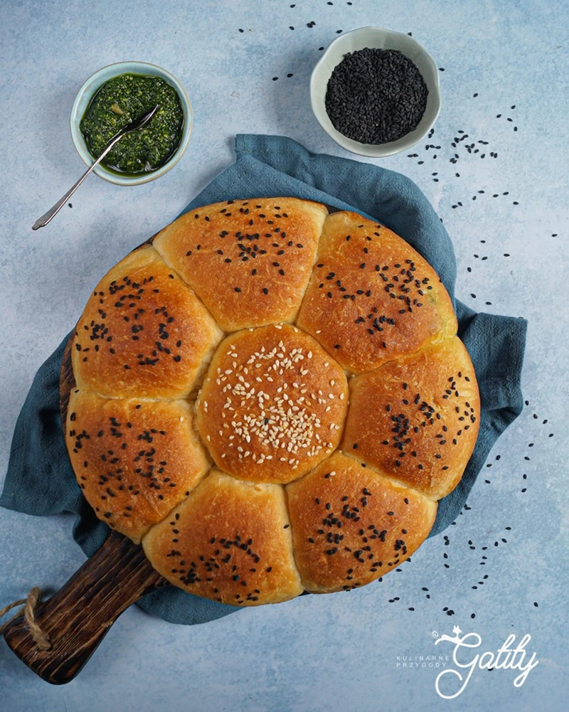 Drożdżowe bułeczki z pesto z czosnkiem niedźwiedzim