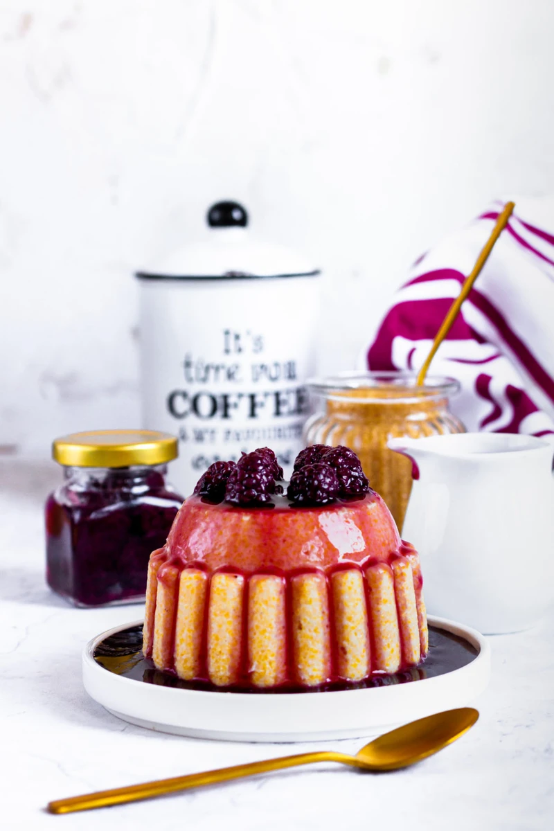 Pudding z kaszy kukurydzianej z sosem jeżynowym