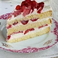 tort z bitą śmietaną , mascarpone i truskawkami