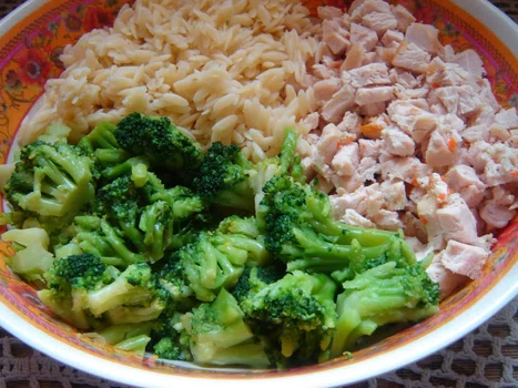 Sałatka makaronowa z kurczakiem