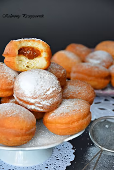 Pączki wycinane szklanką (od razu z nadzieniem)