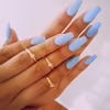 Delikatny niebieski manicure