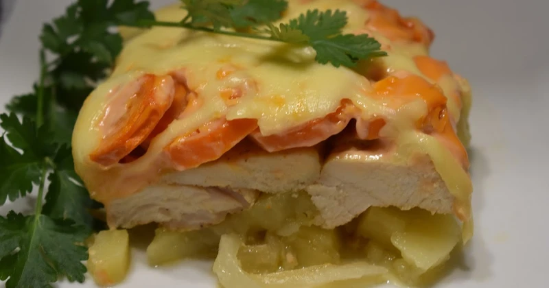 Zapiekany filet kurczaka z młodymi warzywami