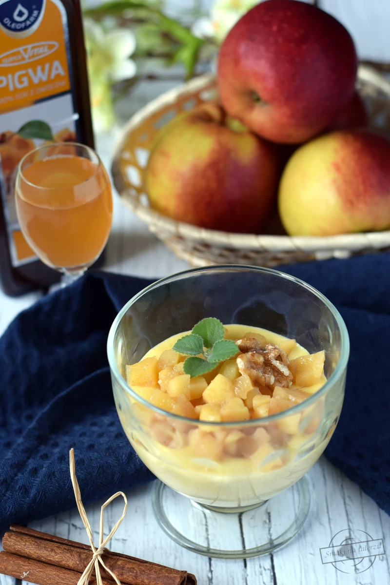 Pudding kukurydziany z cynamonem i duszonymi jabłkami