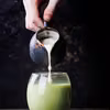 MATCHA LATTE Z BITĄ ŚMIETANĄ