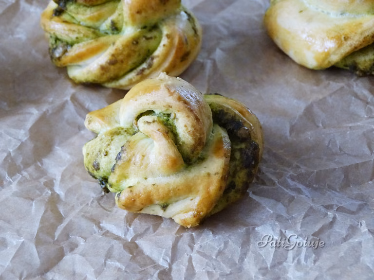 Zakręcone bułeczki z pesto