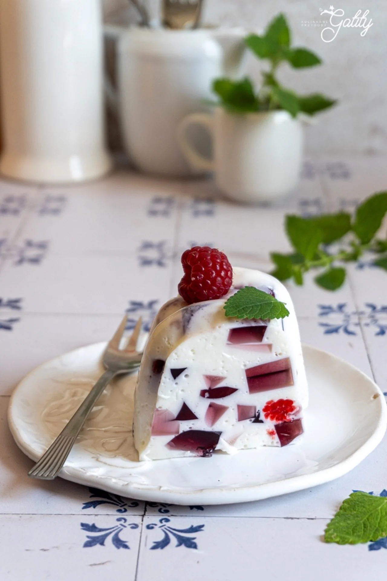 Jogurtowiec z malinami i galaretką